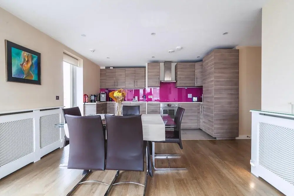 Cosy 2-bed Poplar Flat w/ City Views