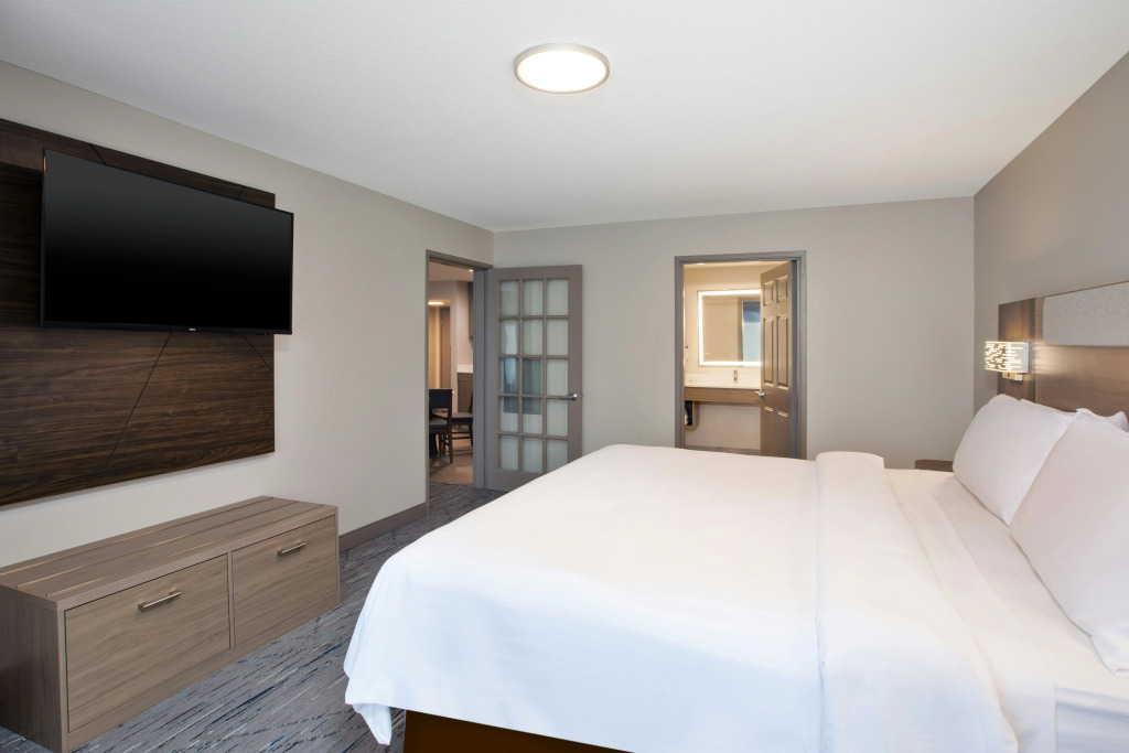 Holiday Inn Express & Suites Milwaukee NW - Park Place by IHG