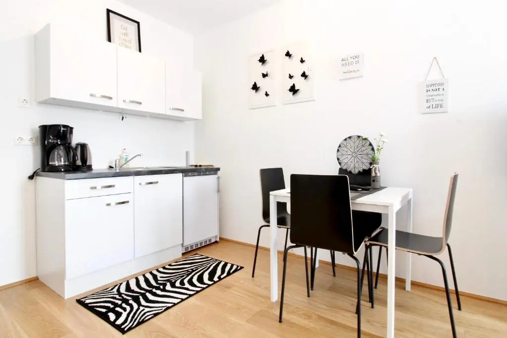 Modern Balcony Apartment with Pool close to Lake in "Donaustadt"