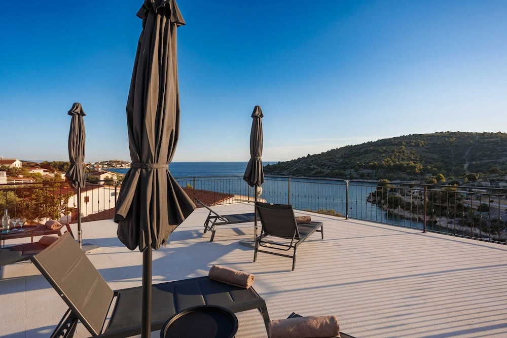 Villa La Fortezza with sea view