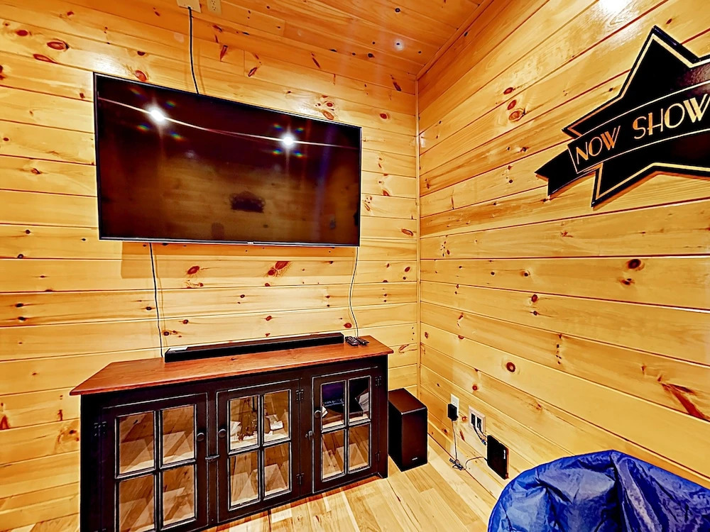 New Listing! 2 Luxe Mountain S, Sleeps 24! 7 Bedroom Cabin