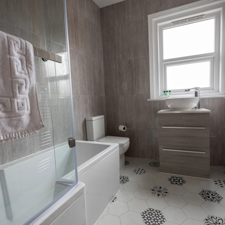 Kensington Place - 4 Bedroom Home w Free Parking