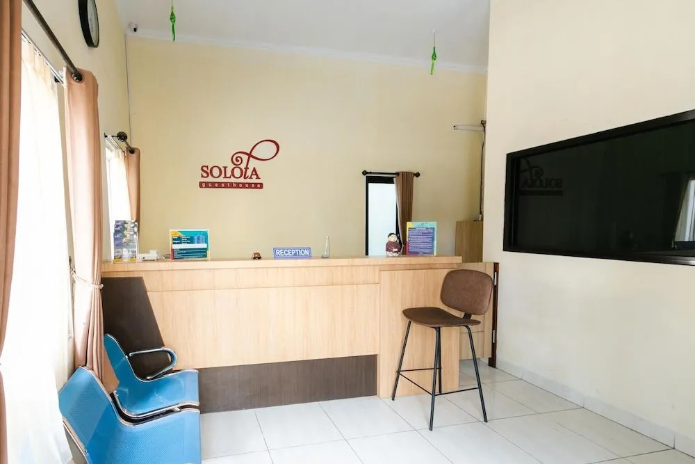RedDoorz Syariah near Purwosari Train Station