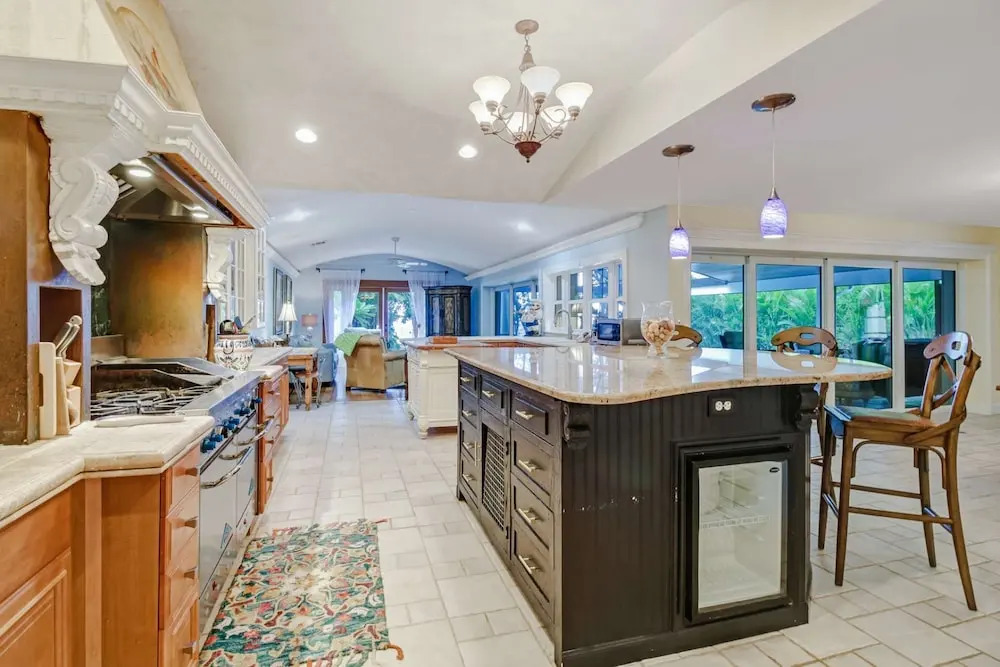 1034 Dolphin Dr