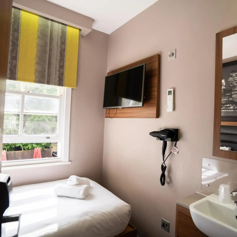 London Court Hotel