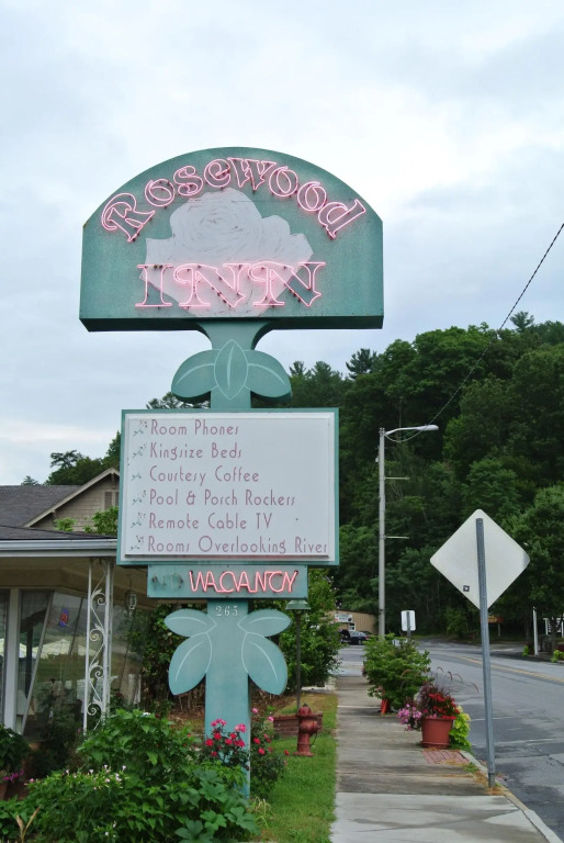 RoseWood Inn