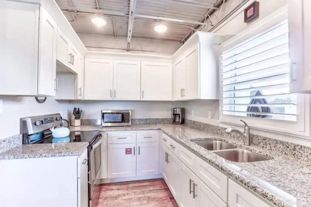 Ocean Jewel 3- Modern Cozy Loft Close to Beach and Shops
