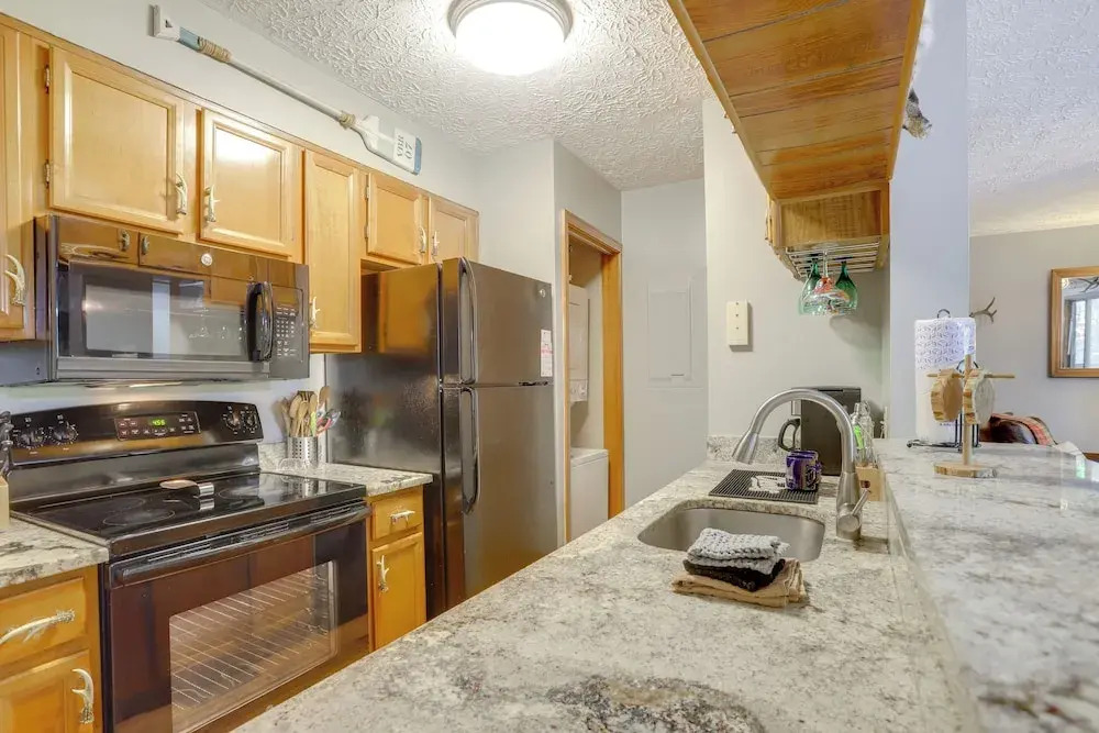 1/2 Mi to Marina: Lake Arrowhead Condo!