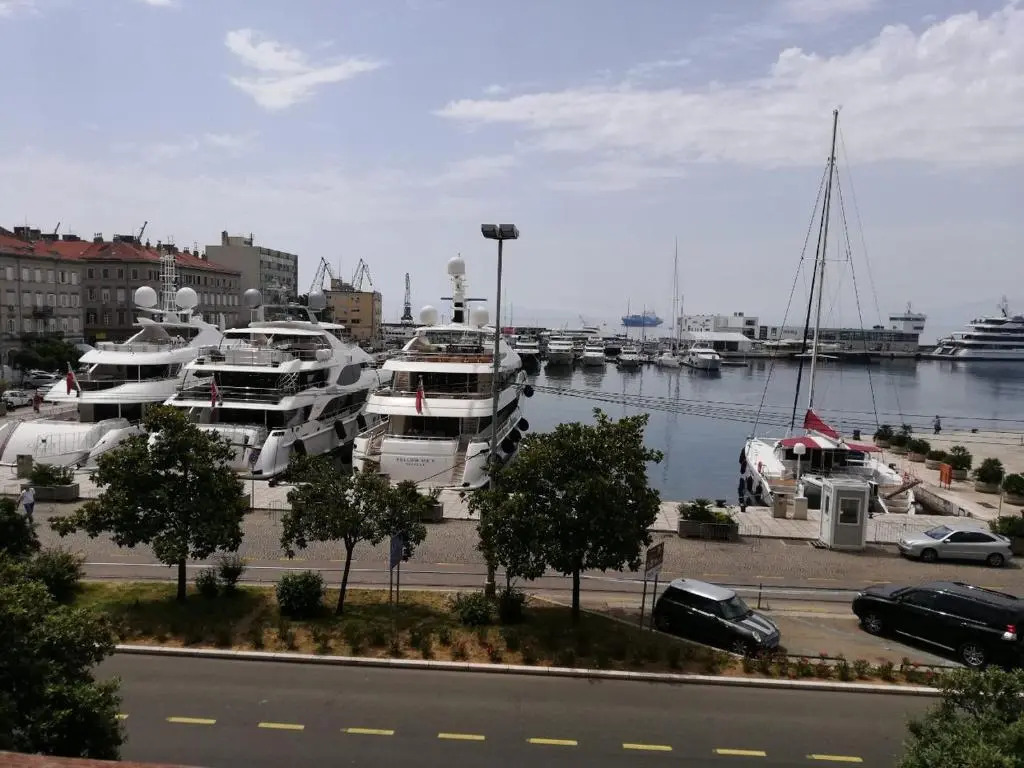 Apartment Lucy - City Center of Rijeka 4 *