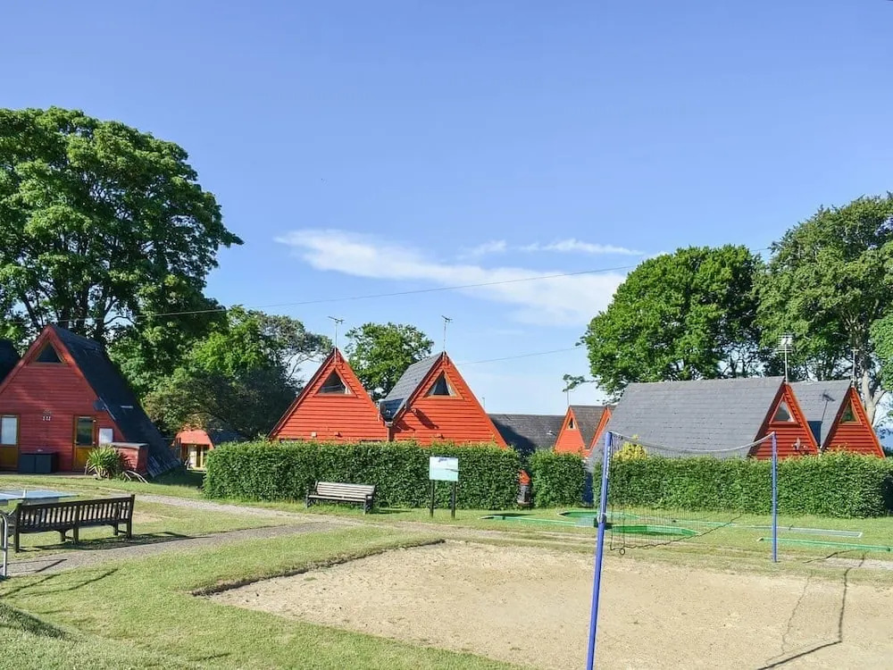 Chalet-sleeps6-parking-garden-pool