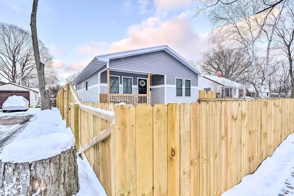 Stylish Retreat w/ Yard < 5 Mi to MSU Campus