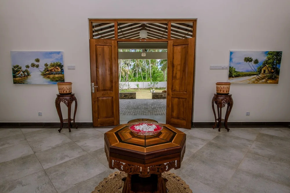 Arhimser Villa-superb 4 bedroom beachfront BB for 8 Ranna, Tangalle, pick up, serviced, taxes included