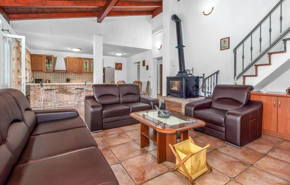 3 Bedroom Cozy Home In Hreljin