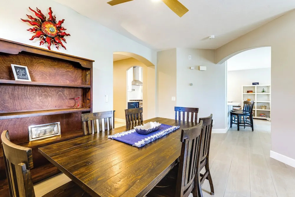 Putting Green, Pool Table! West Valley Family Home
