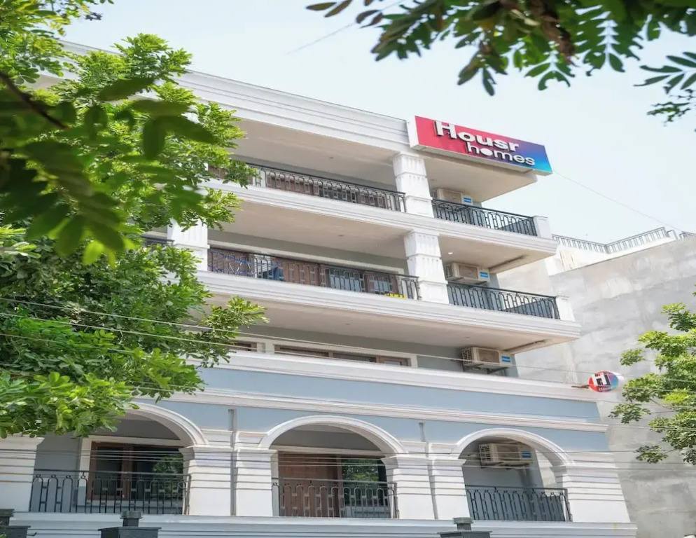 Housr Sector 28 Golf Course Road Next To Phase 1 Metro Station