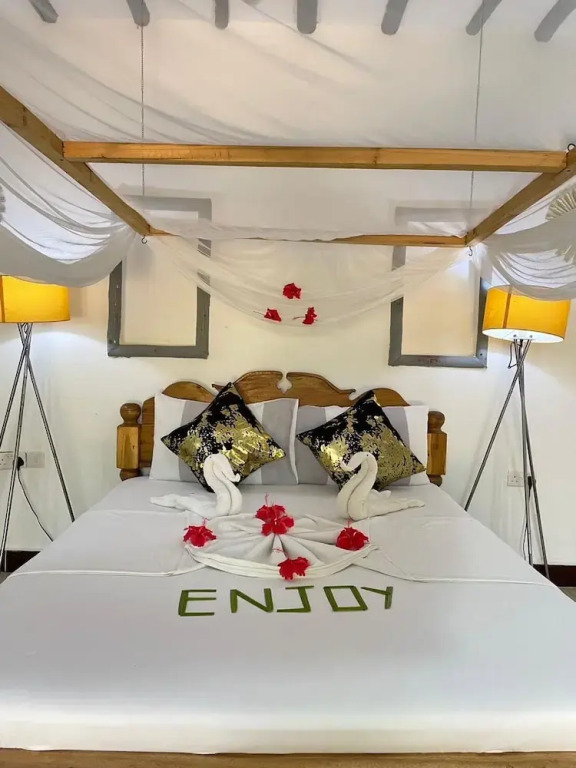 zanzllywood hotel and apartments