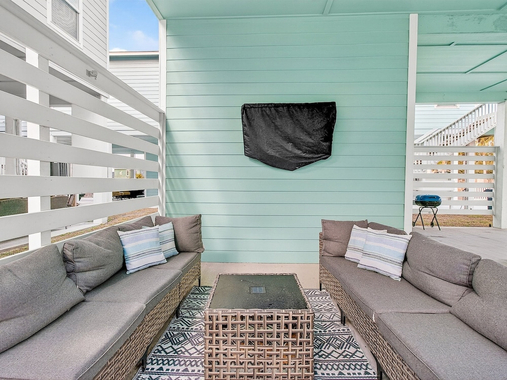 Turtle Cove 3 Bedroom Home by RedAwning