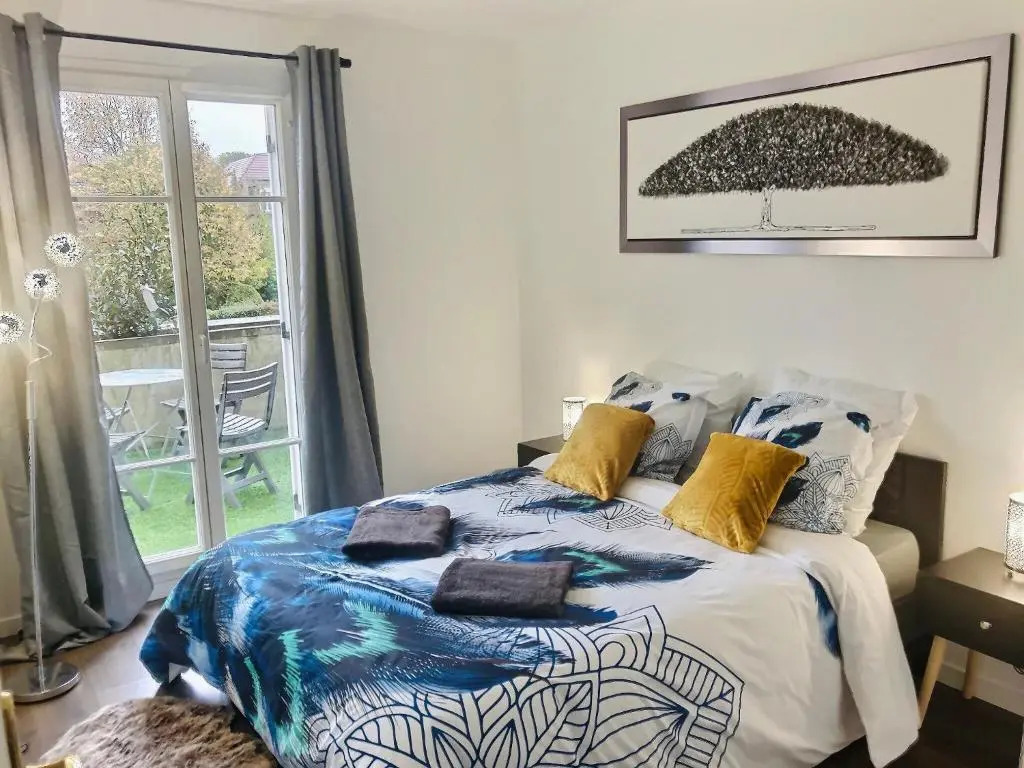 7 minutes Disney/Netflix/Terrace/Car park