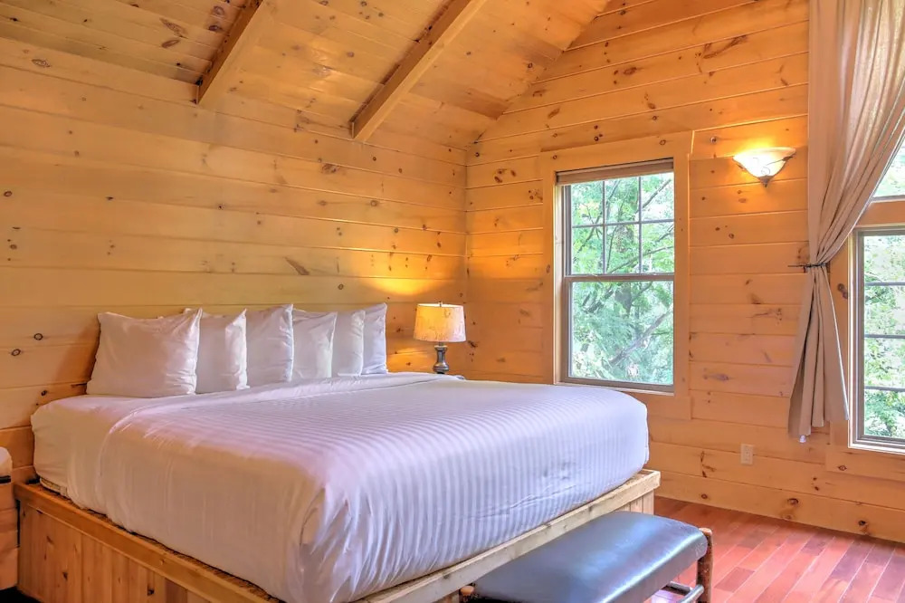Pine Cove Lodging