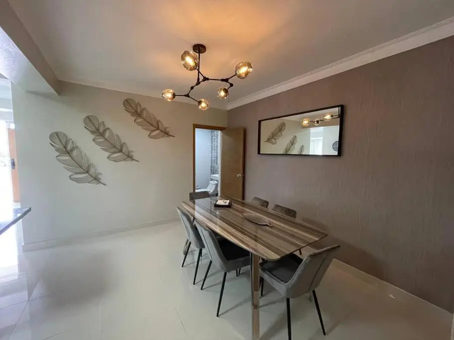 City View 2Br Downtown Stylish Sleeps 4 +WiFi+ Gym