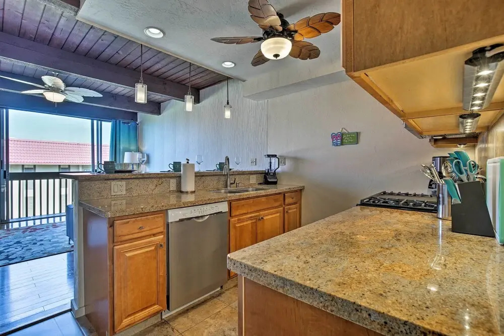 Kona Condo w/ View, Walk to Beach & Restaurants