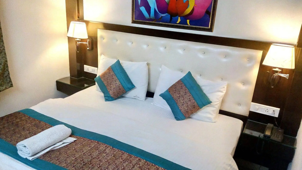 HOTEL TASHKENT PALACE - Budget Friendly, Near R K Ashram Metro Station