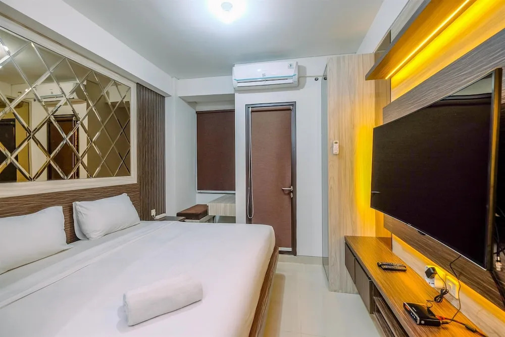 Warm And Minimalist Studio Room Transpark Cibubur Apartment