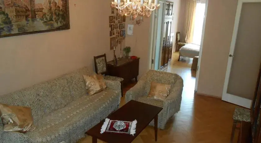 Lamaras Home