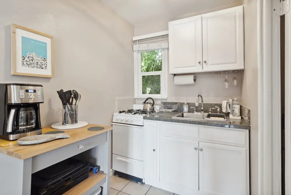 Hollywood Gem 1 Bedroom Apts by RedAwning