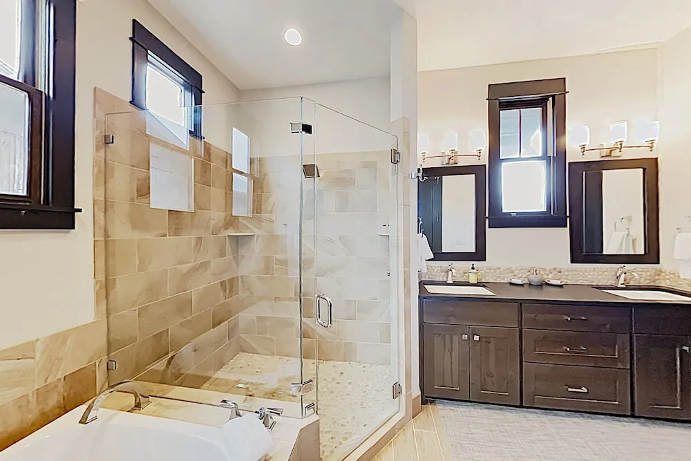 The Reserve: Lakefront Paradise W/ Private Hot Tub 4 Bedroom Home