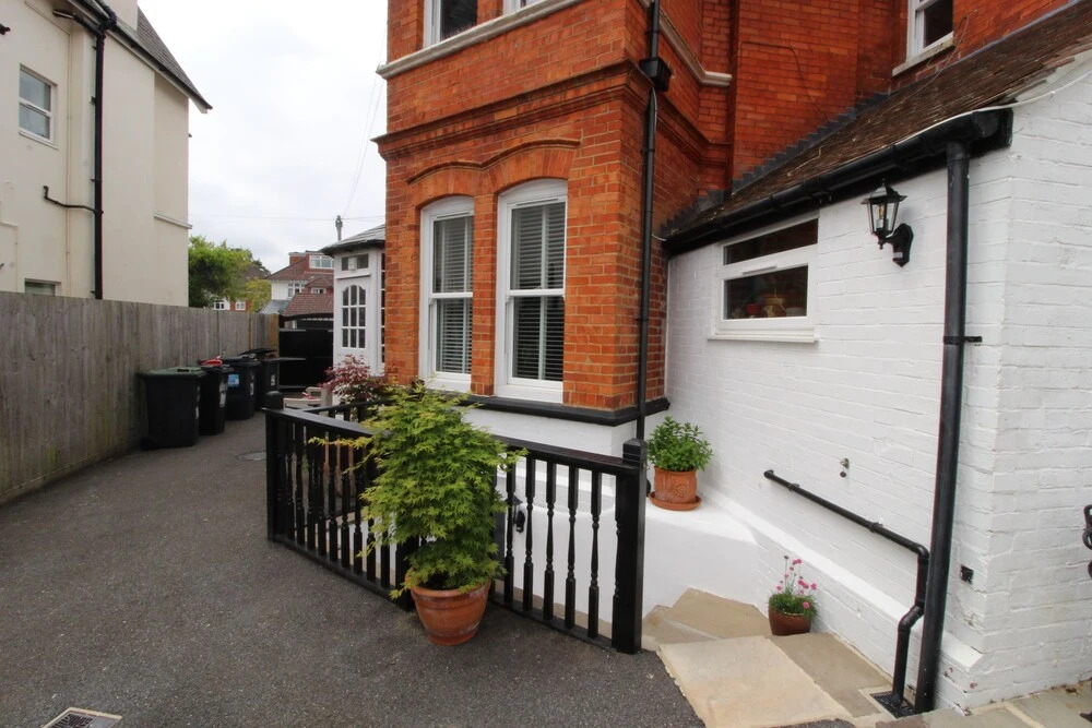 Beautiful Cosy 1 Bedroom Basement Apartment