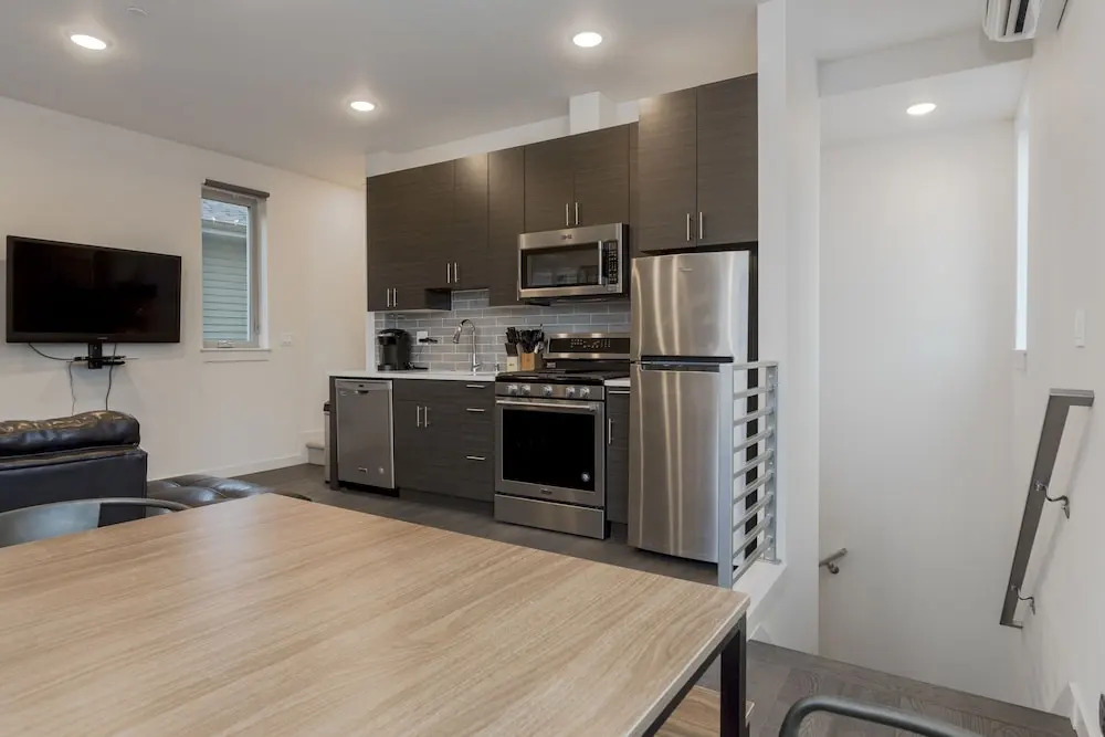 Urban Oasis Sleeps 8 Ultra Modern Condo