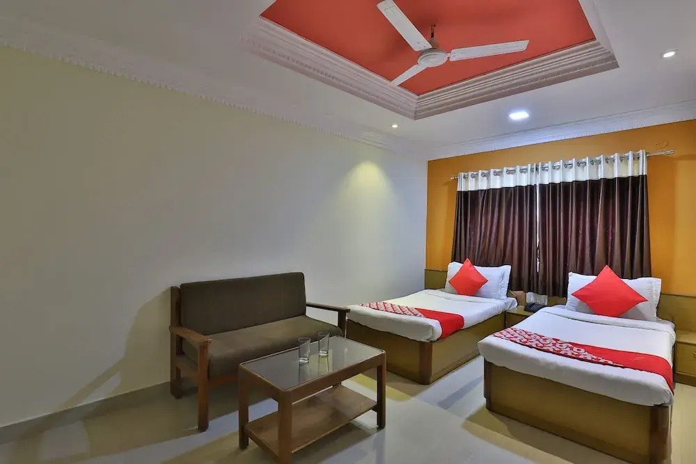 OYO 27897 Hotel The Grand Bansi