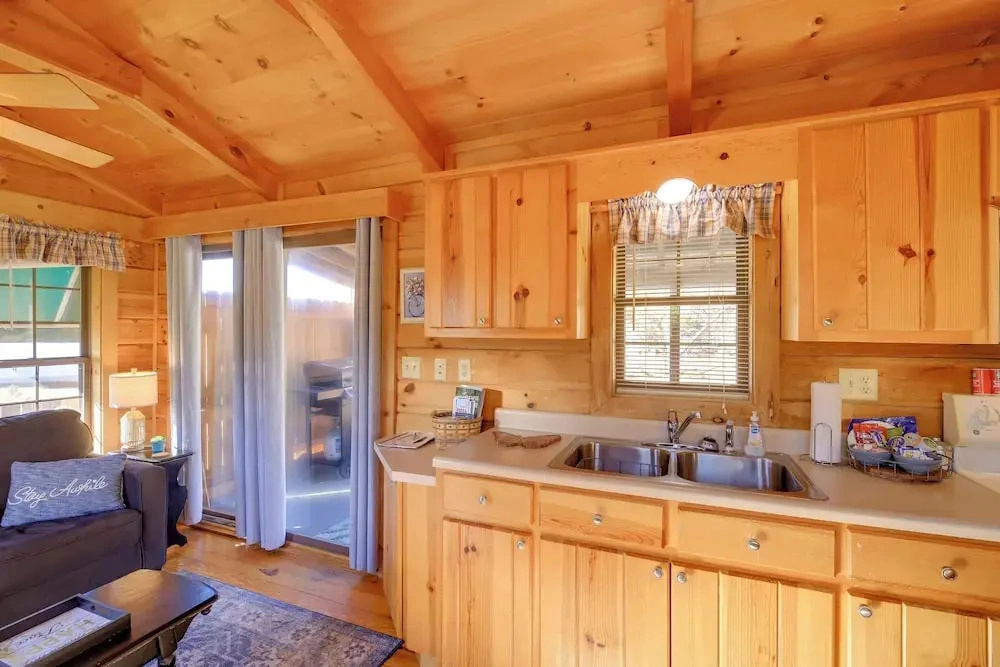 Pet-friendly Damascus Cabin w/ Deck & Mtn Views