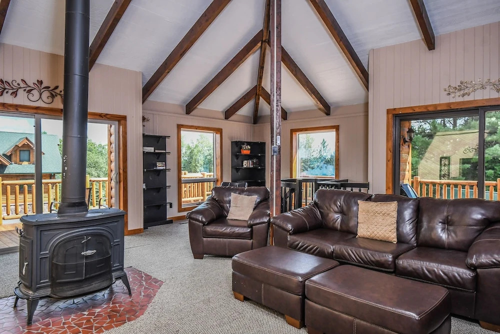 Log Hut 3 Bedroom House