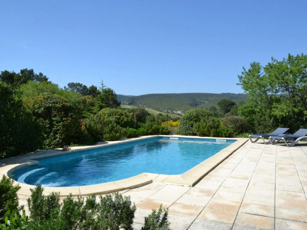 Lovely villa in Cesseras with private swimming pool