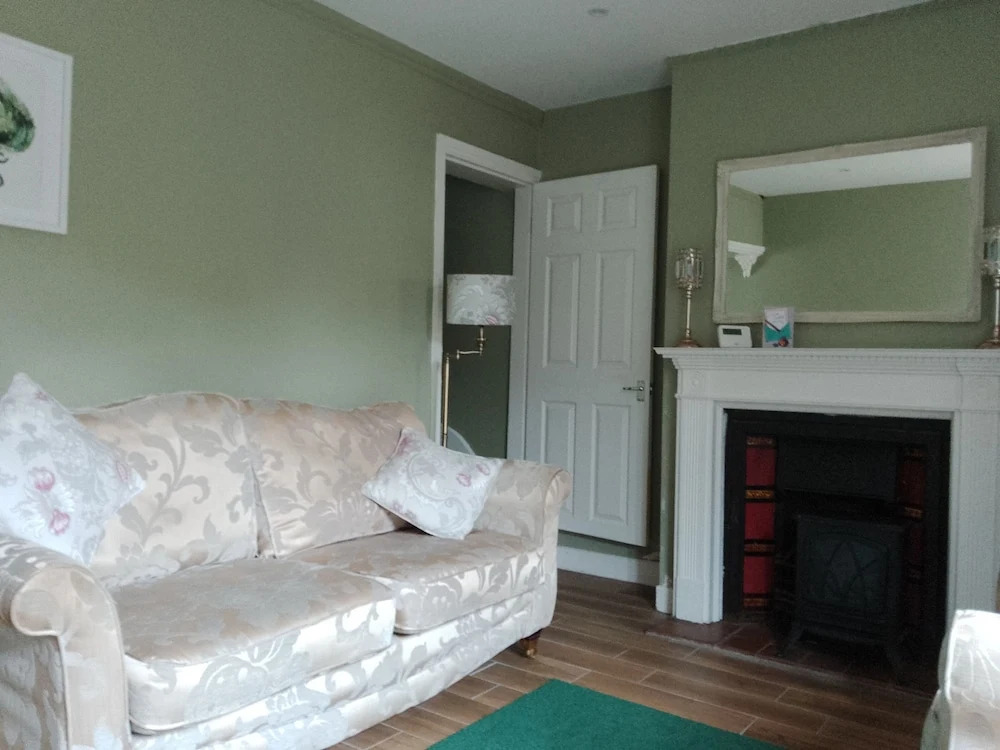 Captivating 2-bed House in Nuneaton