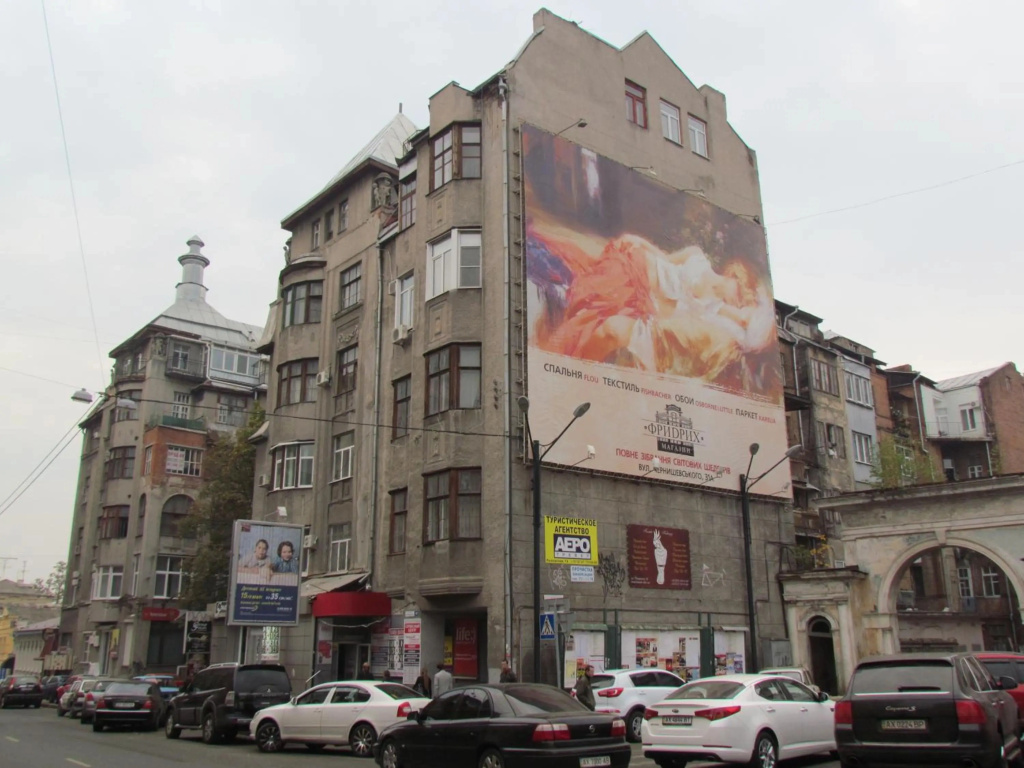 Two-floor apartments and studio 2-х этажные апартаменты и студия в самом центре