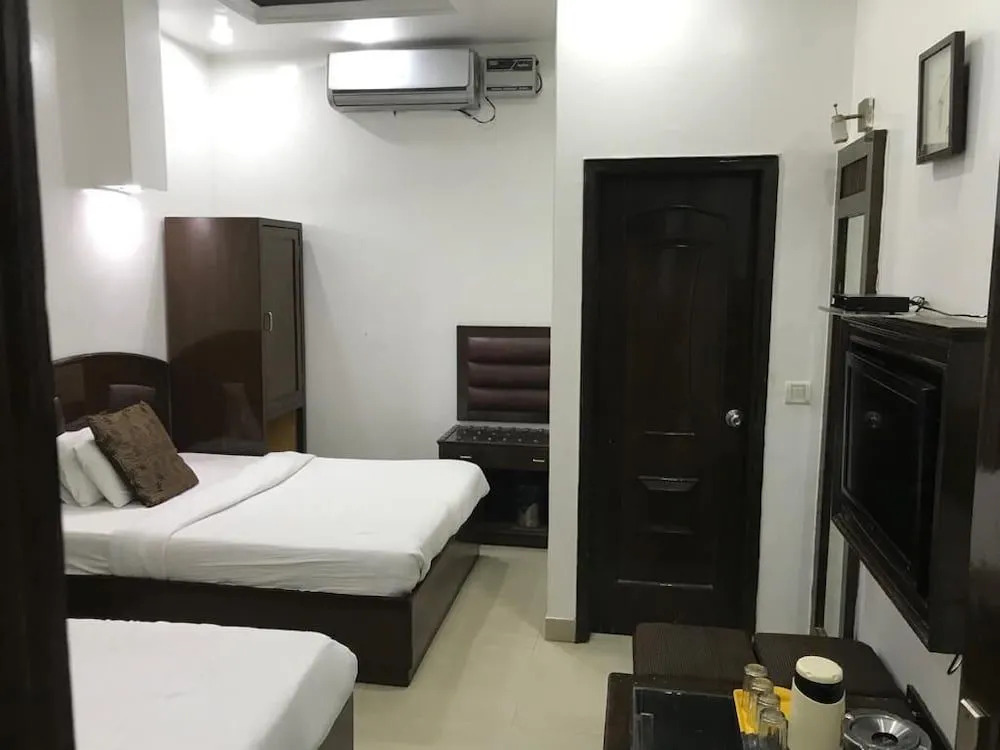ADB Rooms Hotel Metro Plaza
