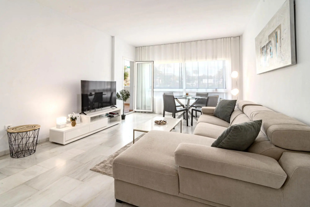 PR20 - Beach front flat Puerto Banus
