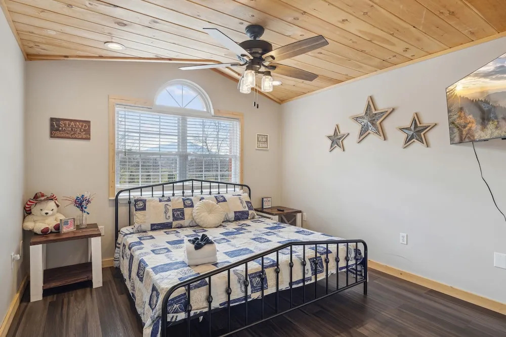 Majestic Valley View 3 Bedroom Cabin by RedAwning