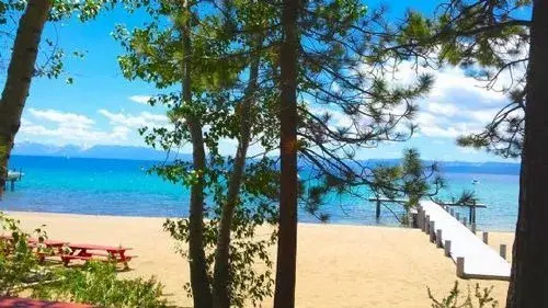 Twin Top Lakefront 6 Br Cabin by RedAwning