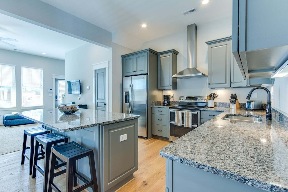 408b The Lynnhaven House Spacious 4 BR Townhouse Walking Distance to the Beach and Boardwalk