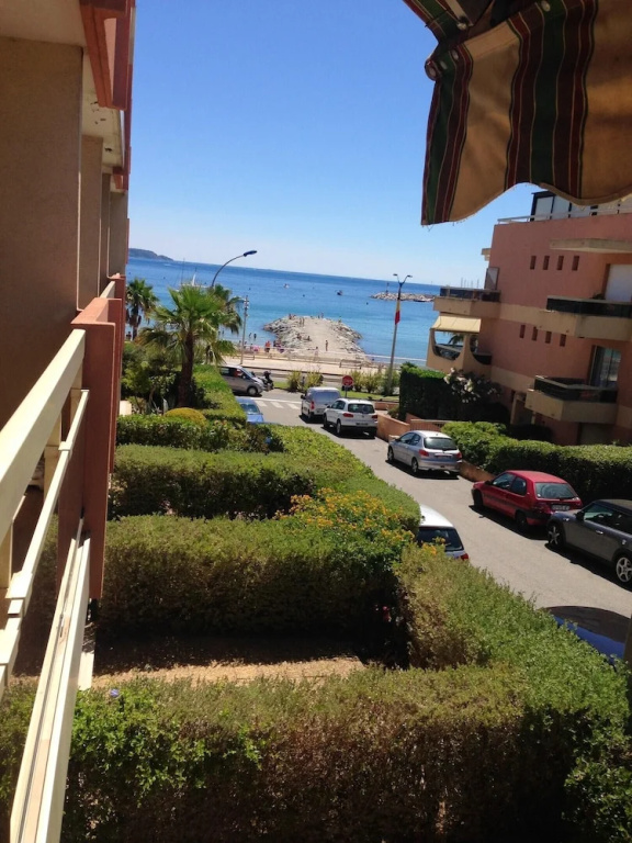 Apartment With one Bedroom in Cavalaire-sur-mer, With Wonderful sea View and Furnished Balcony - 50 m From the Beach