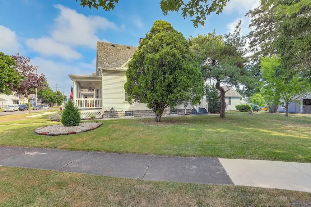 3 Mi to Cedar Point: Sunny Sandusky Home w/ Yard