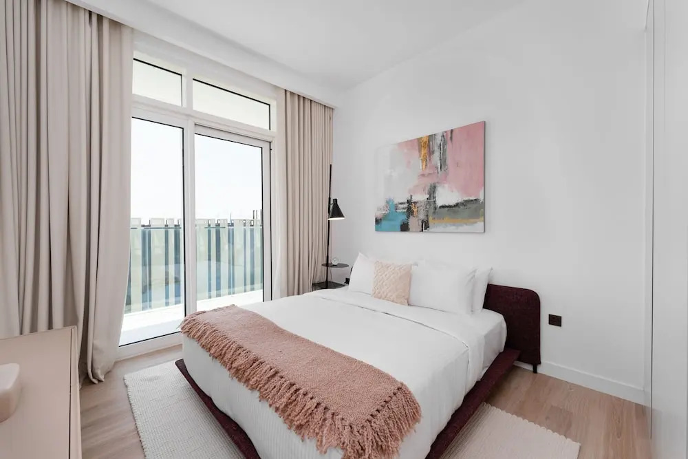 Maison Privee - Deluxe 3BR Apt w/ Dubai Marina View and Beach Access
