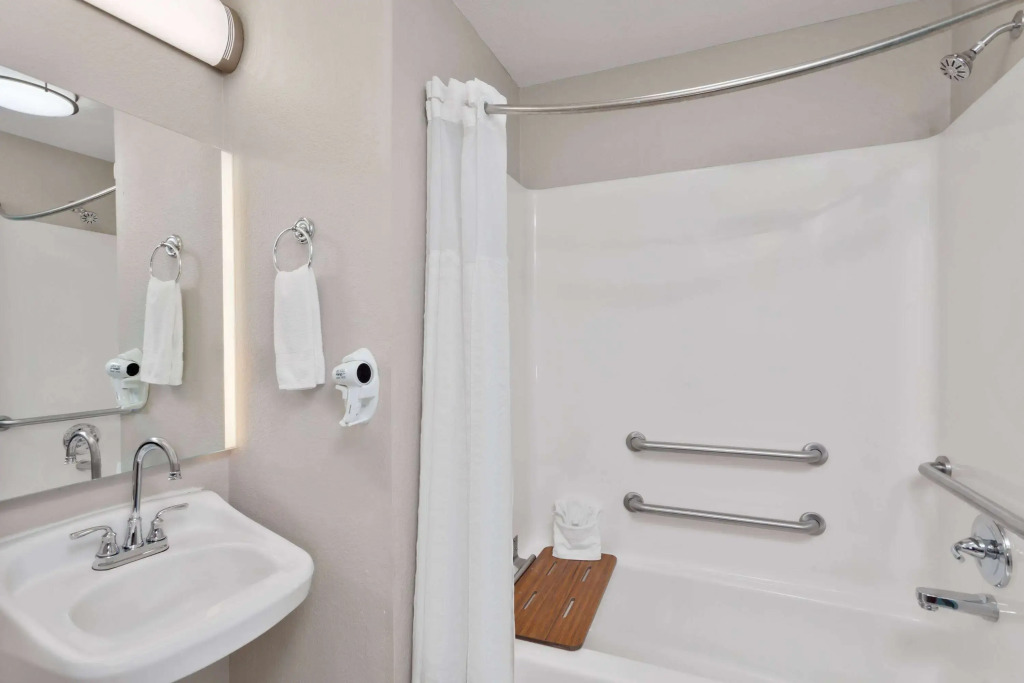 Days Inn & Suites by Wyndham Siler City