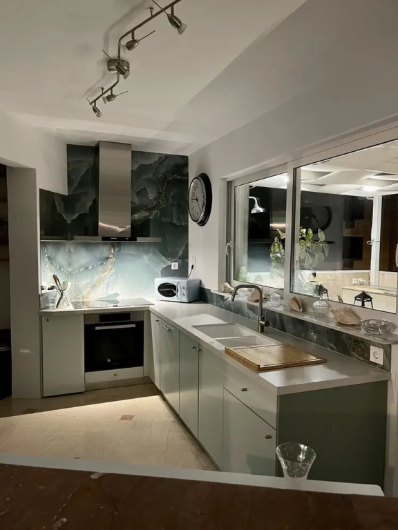 Luxurious 2-bed Seaside Apartment in Saronida