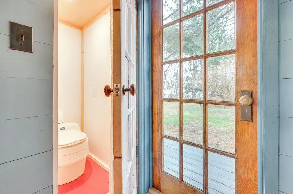 1 Mi to Drakes Island Beach: Cottage w/ Deck!