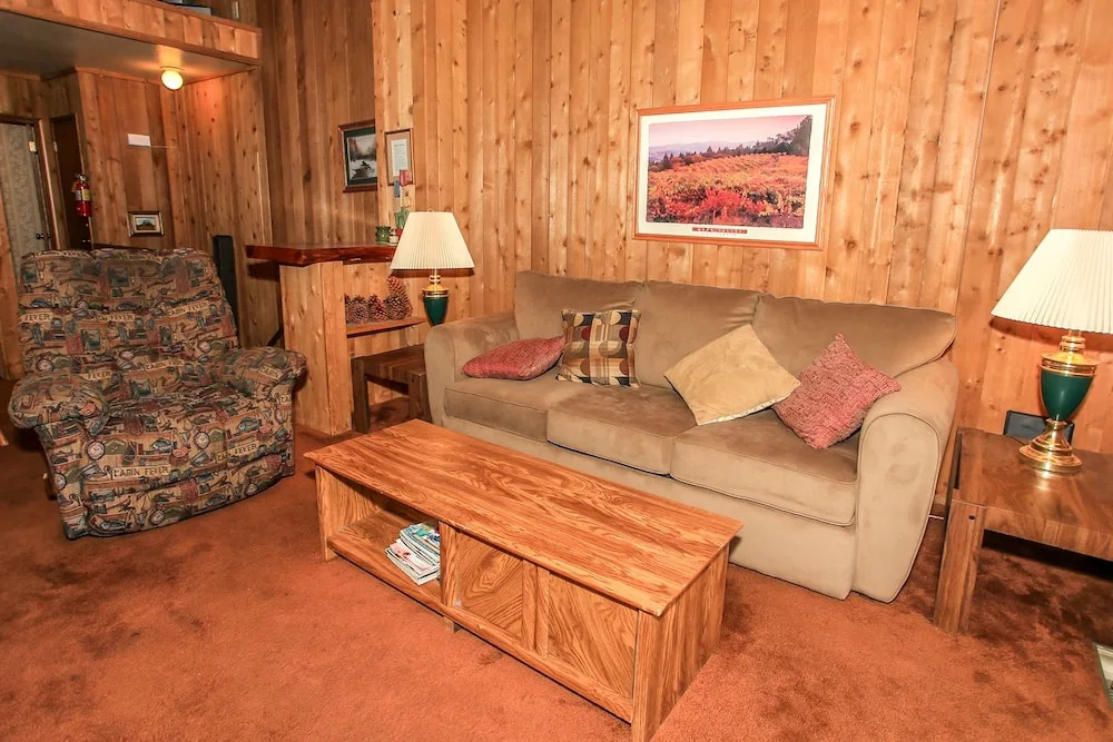 Ski In Ski Out 2 - 2 Br condo by RedAwning